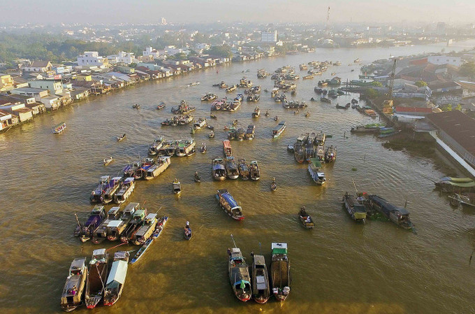 Chợ nổi Cái Răng (Cần Thơ) là điểm tham quan du lịch đặc sắc của vùng đồng bằng sông Cửu Long nói chung và thành phố Cần Thơ nói riêng, được Tạp chí du lịch Rough Guide của Anh bình chọn là một trong 10 chợ ấn tượng nhất thế giới. Ảnh: An Hiếu - TTXVN Du lịch Nam Bộ phục hồi và phát triển (Bài cuối) ảnh 1
