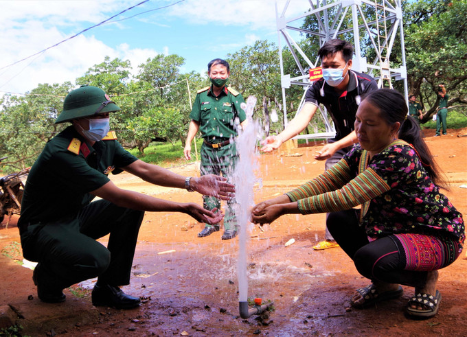 Bàn giao công trình nước sạch thuộc vùng dự án của Trung đoàn 720, Binh đoàn 16 cho đồng bào dân tộc Mông tại xã Đắk Ngo (huyện Tuy Đức, tỉnh Đắk Nông). Ảnh: TTXVN phát Thắt chặt tình quân dân nơi cực nam Tây Nguyên ảnh 2
