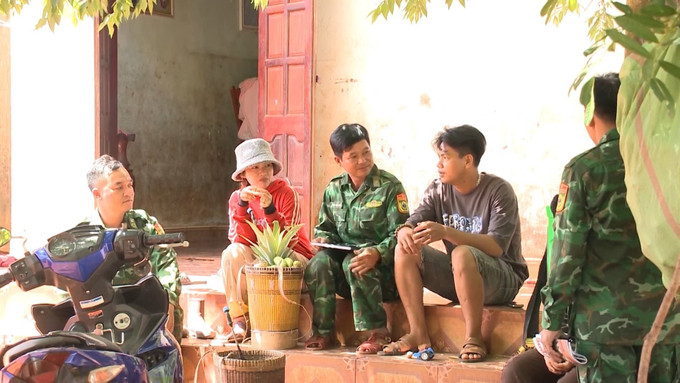 Lực lượng chức năng nắm bắt thông tin và tuyên truyền đến dân làng Kloong ở xã biên giới Ia O, huyện Ia Grai . Ảnh: Hoài Nam - TTXVN Gia Lai chỉ đạo ngăn chặn, phòng ngừa tình trạng lừa đảo lao động sang nước ngoài làm việc ảnh 4