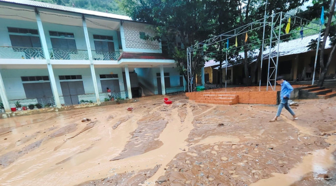 Sạt lở khiến đất đá tràn vào Trường Tiểu học và Trung học cơ sở xã Đức Hạnh, huyện Bảo Lâm, tỉnh Cao Bằng. Ảnh: TTXVN phát Nâng cao năng lực cảnh báo lũ quét, sạt lở đất ảnh 1