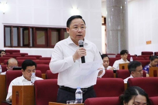 Giám đốc Sở Giáo dục và Đào tạo Lai Châu Đinh Trung Tuấn giải trình các ý kiến của các đại biểu. Ảnh: Nguyễn Oanh-TTXVN. HĐND tỉnh Lai Châu thông qua nhiều nghị quyết thực hiện 3 Chương trình mục tiêu quốc gia ảnh 3