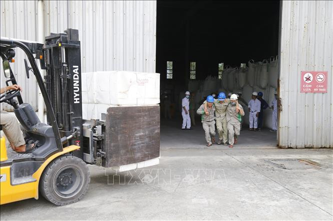 Thực hành kỹ năng thoát nạn, cứu nạn, cứu hộ khi xảy ra cháy, nổ. Ảnh: Nam Sương - TTXVN Tuyên Quang: Huấn luyện và diễn tập phương án chữa cháy, cứu nạn, cứu hộ trong Khu công nghiệp ảnh 1