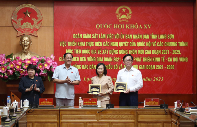 Phó Chủ tịch Quốc hội Trần Quang Phương trao tặng biểu trưng Tòa nhà Quốc hội Việt Nam cho lãnh đạo HĐND, Đoàn ĐBQH tỉnh Lạng Sơn. Ảnh: Quang Duy - TTXVN Phát huy hiệu quả các Chương trình mục tiêu quốc gia tại Lạng Sơn ảnh 2