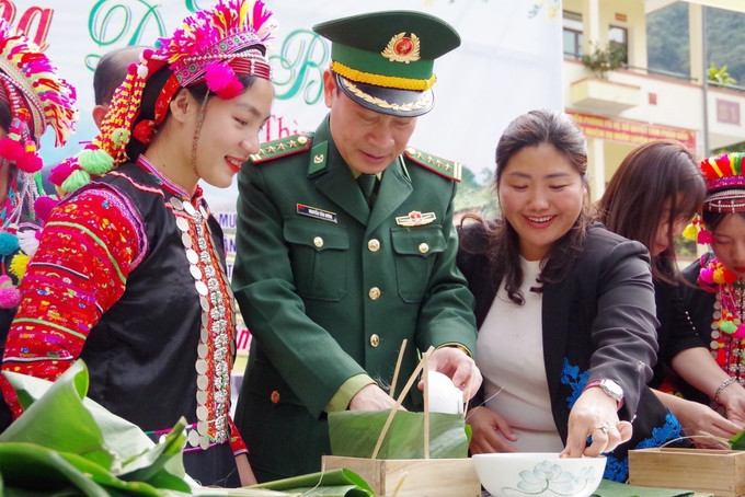 Đại tá Nguyễn Văn Hưng, Chính ủy Bộ Chỉ huy Bộ đội Biên phòng tỉnh Lai Châu, gói bánh chưng cùng người dân bản Thò Ma, xã Pa Vệ Sủ. Ảnh: Nguyễn Oanh-TTXVN Quân dân biên giới Lai Châu đón Xuân sớm ảnh 4