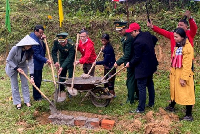 Đại diện lãnh đạo Hội LHPN tỉnh Quảng Trị, Bộ Chỉ huy BĐBP, Hội Chữ Thập đỏ tỉnh, Viettel Quảng Trị đặt đá khởi công xây dựng nhà “Mái ấm Biên cương” cho hộ gia đình bà Hồ Thị May ở bản Ngược. Ảnh: hoilhpn.org.vn Tập trung nguồn lực xóa nhà tạm cho hộ nghèo tỉnh Quảng Trị ảnh 1