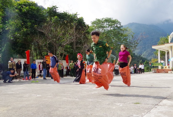 Các chiến sĩ biên phòng và người dân bản Thò Ma, xã Pa Vệ Sủ thi nhảy bao bố. Ảnh: Nguyễn Oanh-TTXVN. Quân dân biên giới Lai Châu đón Xuân sớm ảnh 2