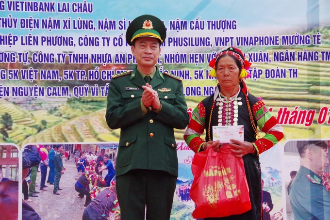 Bộ đội Biên phòng tỉnh Lai Châu tặng quà cho các gia đình khó khăn tại chương trình. Ảnh: Nguyễn Oanh-TTXVN Quân dân biên giới Lai Châu đón Xuân sớm ảnh 5