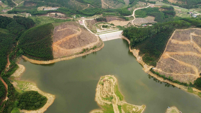 Hồ chứa nước thuỷ lợi Khe Ráy, có dung tích 600.000m3 thuộc xã Nghĩa Phương, huyện Lục Nam được đầu tư hơn 10 tỷ đồng để nâng cấp thân đập, góp phần đảm bảo an toàn trong công tác tích nước phục vụ sản xuất nông nghiệp và nước sinh hoạt của xã Nghĩa Phương. Ảnh: Vũ Sinh - TTXVN Huyện Lục Nam, Bắc Giang đạt chuẩn nông thôn mới ảnh 1