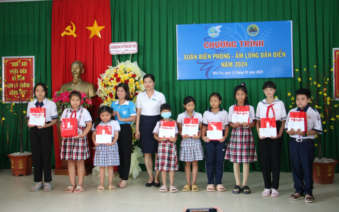 Trao học bổng cho các học sinh vượt khó học giỏi. Ảnh: Chương Đài - TTXVN Phụ nữ Bến Tre mang Xuân về biên giới ảnh 1
