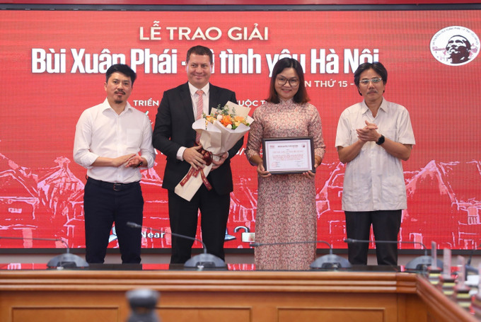 Nguyên Phó Tổng giám đốc TTXVN Ngô Hà Thái và Tổng Biên tập Báo Thể thao & Văn hoá Lê Xuân Thành trao giải "Việc làm – Vì tình yêu Hà Nội năm 2022" cho Dự án "Bảo tồn, sửa chữa, chống xuống cấp nhà biệt thự 49 Trần Hưng Đạo - 46 Hàng Bài" do Ban quản lý hồ Hoàn Kiếm và phố cổ Hà Nội làm chủ đầu tư, với sự hỗ trợ kỹ thuật của các chuyên gia vùng Ile-de-France (Pháp). Ảnh: TTXVN Đạo diễn Trần Văn Thủy nhận Giải thưởng lớn - Giải thưởng Bùi Xuân Phái ảnh 6