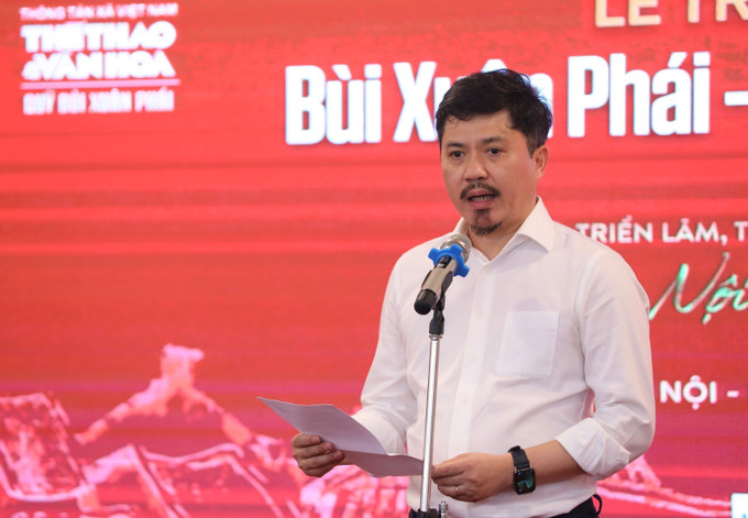 Tổng Biên tập Báo Thể thao & Văn hoá Lê Xuân Thành - Trưởng Ban tổ chức cuộc thi phát biểu khai mạc buổi lễ. Ảnh: TTXVN Đạo diễn Trần Văn Thủy nhận Giải thưởng lớn - Giải thưởng Bùi Xuân Phái ảnh 3