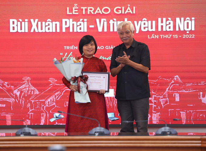 Nhà sử học Dương Trung Quốc, Phó Chủ tịch Hội sử học Việt Nam trao giải "Tác phẩm" cho Nguyễn Thị Thu Hoà - tác giả Cuốn sách “Tranh dân gian Kim Hoàng” (NXB Thế giới). Ảnh: TTXVN Đạo diễn Trần Văn Thủy nhận Giải thưởng lớn - Giải thưởng Bùi Xuân Phái ảnh 5