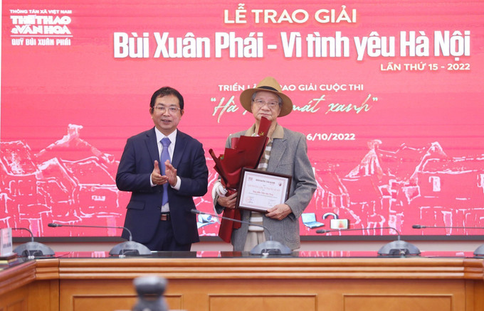 Phó Tổng Giám đốc TTXVN Nguyễn Tuấn Hùng trao Giải thưởng Lớn - Vì tình yêu Hà Nội cho đạo diễn Trần Văn Thủy với những tác phẩm bất hủ như “Hà Nội trong mắt ai”, “Chuyện tử tế”. Ảnh: Minh Đức - TTXVN Đạo diễn Trần Văn Thủy nhận Giải thưởng lớn - Giải thưởng Bùi Xuân Phái ảnh 1