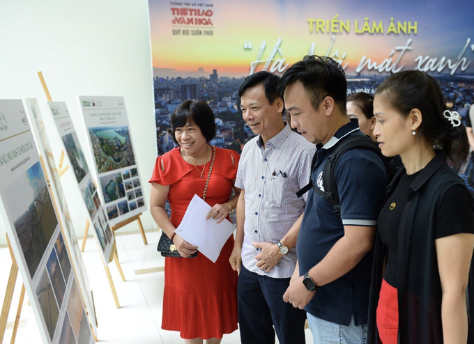 Các đại biểu tham quan triển lãm cuộc thi “Hà Nội- mát xanh”. Ảnh: Minh Đức - TTXVN Đạo diễn Trần Văn Thủy nhận Giải thưởng lớn - Giải thưởng Bùi Xuân Phái ảnh 11