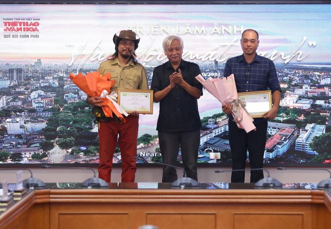Nhà sử học Dương Trung Quốc, Phó Chủ tịch Hội sử học Việt Nam trao giải Nhất cho tác giả Vũ Minh Đức (bên phải) - tác phẩm "Những “lá phổi xanh” của Hà Nội nhìn từ trên cao" và giải Nhì cho tác giả An Thành Đạt - tác phẩm “Phố xanh mùa nhớ” cuộc thi “Hà Nội mát xanh” thể loại ảnh. Ảnh: Hoàng Hiếu - TTXVN Đạo diễn Trần Văn Thủy nhận Giải thưởng lớn - Giải thưởng Bùi Xuân Phái ảnh 8