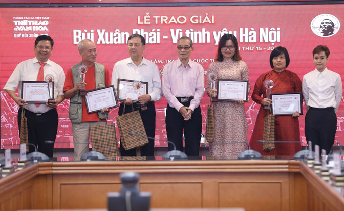 Nhà thơ Bằng Việt, Chủ tịch Hội đồng Giám khảo và bà Bùi Cẩm Vi, cháu nội họa sĩ Bùi Xuân Phái, đại diện cho gia đình lên trao trao Bằng chứng nhận đề cử và tặng phẩm cho các tác giả nhận đề cử. Ảnh: TTXVN Đạo diễn Trần Văn Thủy nhận Giải thưởng lớn - Giải thưởng Bùi Xuân Phái ảnh 4