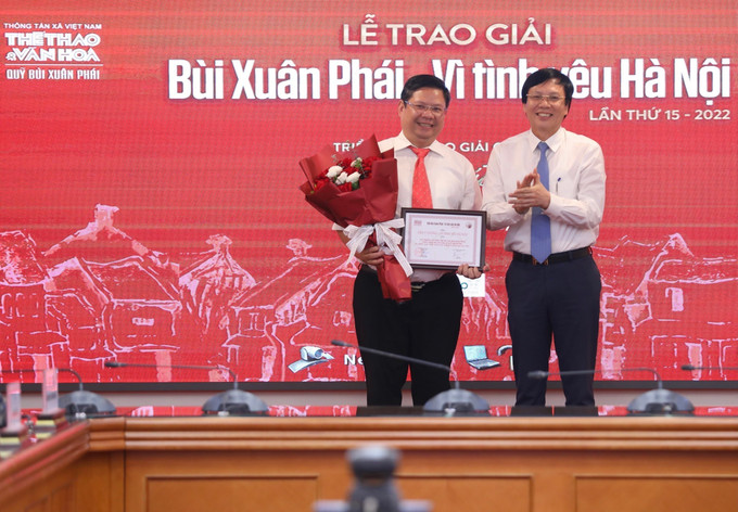 Nguyên Phó Chủ tịch thường trực Hội Nhà báo Việt Nam Hồ Quang Lợi trao giải "Ý tưởng" cho Phó Chủ tịch thường trực UBND quận Hoàn Kiếm Nguyễn Anh Quân - Việc Nghiên cứu "biến" bãi bồi, bãi giữa sông Hồng thành công viên văn hóa, du lịch của Hà Nội do UBND quận Hoàn Kiếm khởi xướng và phối hợp thực hiện. Ảnh: TTXVN Đạo diễn Trần Văn Thủy nhận Giải thưởng lớn - Giải thưởng Bùi Xuân Phái ảnh 7