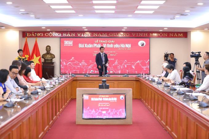 Phó Tổng giám đốc TTXVN Nguyễn Tuấn Hùng phát biểu. Ảnh: TTXVN Đạo diễn Trần Văn Thủy nhận Giải thưởng lớn - Giải thưởng Bùi Xuân Phái ảnh 2