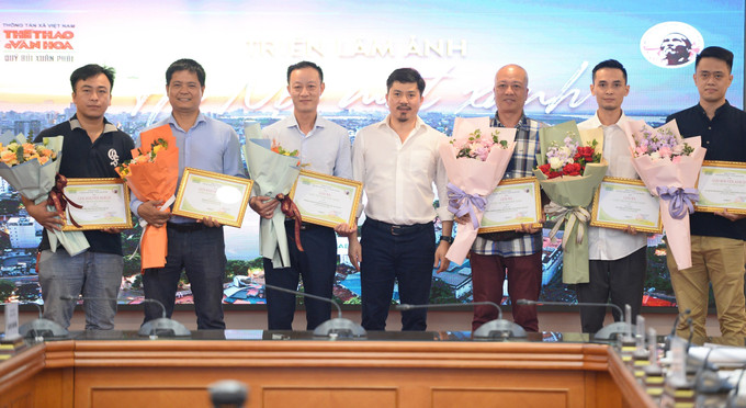 Nhà báo Lê Xuân Thành - Tổng biên tập báo Thể thao và Văn hóa, Trưởng ban tổ chức giải Bùi Xuân Phái trao giải Ba và giải Khuyến khích cho các tác giả cuộc thi “Hà Nội- mát xanh”. Ảnh: Minh Đức - TTXVN Đạo diễn Trần Văn Thủy nhận Giải thưởng lớn - Giải thưởng Bùi Xuân Phái ảnh 9