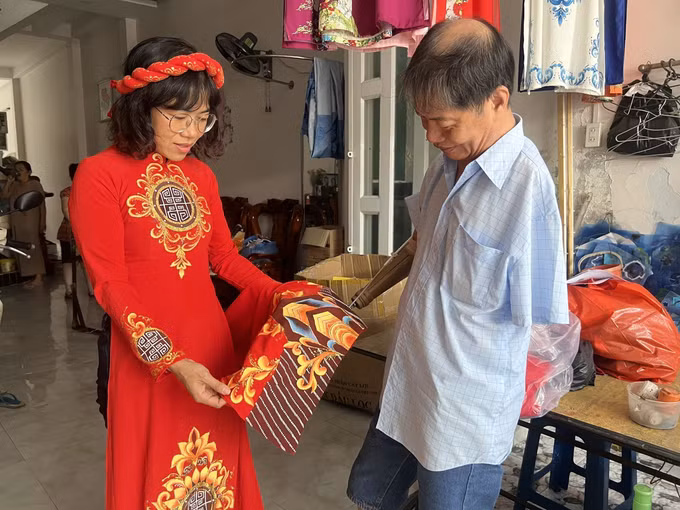 Họa sỹ Trần Hùng Bảo người thổi hồn vào từng cánh hoa trên nền vải ảnh 2
