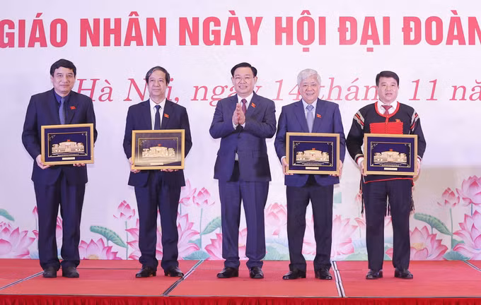 Chủ tịch Quốc hội Vương Đình Huệ gặp mặt đại biểu Quốc hội là người dân tộc thiểu số, chức sắc tôn giáo, giáo viên ảnh 5