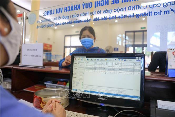 Đối với hành khách đi từ vùng có nguy cơ rất cao (màu đỏ) phải có giấy xét nghiệm bằng phương pháp RT-PCR hoặc test nhanh có kết quả: âm tính trong vòng 72 giờ kể từ khi nhận kết quả trước khi mua vé tàu. Ảnh: Thành Đạt - TTXVN Kiểm soát tốt dịch bệnh COVID-19 là điều kiện tiên quyết phục hồi kinh tế ảnh 1