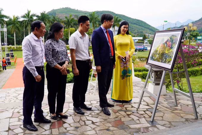 Giới thiệu gần 100 hiện vật, hình ảnh tại Triển lãm “Sắc màu văn hóa Thái Nguyên” ảnh 3