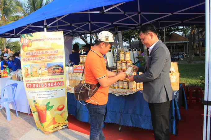 Doanh nghiệp trẻ Xoài Cam Lâm, tỉnh Khánh Hòa với mô hình khởi nghiệp trẻ tham gia trưng bày, giới thiệu bán hàng tại Ngày hội. Ảnh: Phan Sáu – TTXVN Ngày hội “Sắc màu thanh niên xứ Trầm Hương” ảnh 3