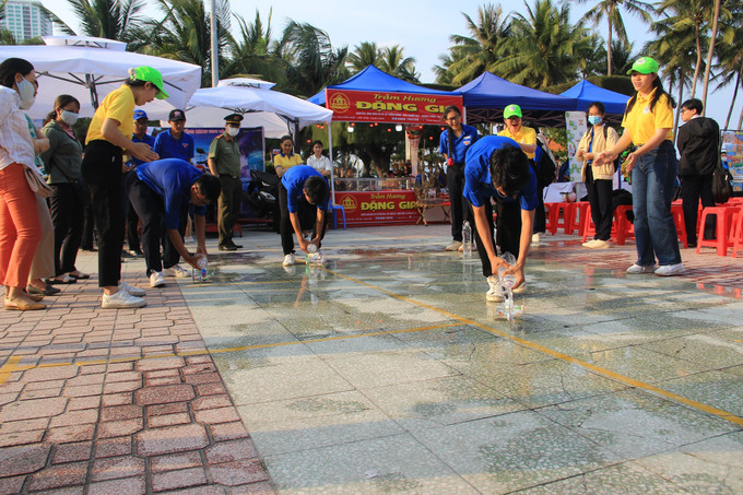 Thanh, thiếu niên với sân chơi sáng tạo trẻ, khoa học sáng tạo trình diễn mô hình " xe chạy bằng động cơ nước". Ảnh: Phan Sáu – TTXVN Ngày hội “Sắc màu thanh niên xứ Trầm Hương” ảnh 2