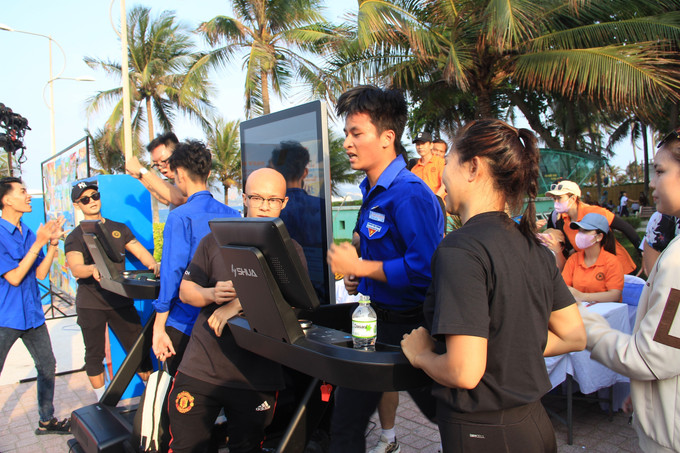 Đoàn viên, thanh niên Khánh Hòa tham gia cuộc thi chạy bộ, đảm bảo sức khỏe. Ảnh: Phan Sáu – TTXVN Ngày hội “Sắc màu thanh niên xứ Trầm Hương” ảnh 4