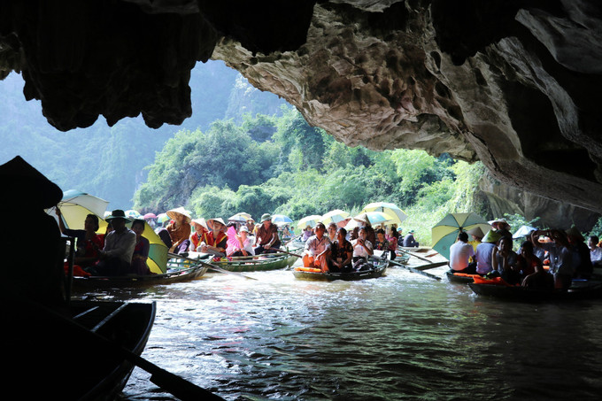 Khách du lịch tham quan Khu du lịch Tràng An. Ảnh: Đức Phương - TTXVN Tuần lễ du lịch Ninh Bình góp phần kích cầu du lịch mùa thấp điểm ảnh 2