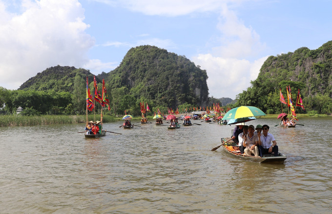 Khách du lịch tham quan Khu du lịch Tràng An. Ảnh: Đức Phương - TTXVN Tuần lễ du lịch Ninh Bình góp phần kích cầu du lịch mùa thấp điểm ảnh 1