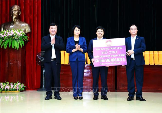 Phó Chủ tịch nước Đặng Thị Ngọc Thịnh đã trao 500 triệu đồng của Ban cứu trợ Trung ương cho huyện Thanh Chương để khắc phục thiệt hại mưa lũ gây ra. Ảnh: Tá Chuyên – TTXVN Nghệ An: Phó Chủ tịch nước Đặng Thị Ngọc Thịnh thăm và trao quà hỗ trợ người dân bị ảnh hưởng mưa lũ ảnh 4