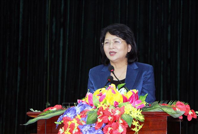 Phó Chủ tịch nước Đặng Thị Ngọc Thịnh phát biểu tại buổi lễ trao quà. Ảnh: Tá Chuyên – TTXVN Nghệ An: Phó Chủ tịch nước Đặng Thị Ngọc Thịnh thăm và trao quà hỗ trợ người dân bị ảnh hưởng mưa lũ ảnh 1