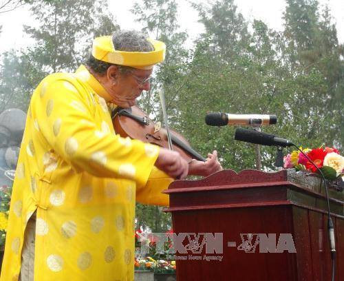 Cựu chiến binh Mỹ Roy Mike Bohem chơi vĩ cầm tại lễ tưởng niệm. Ảnh: Phước Ngọc-TTXVN Vượt qua nỗi đau, Sơn Mỹ đang đổi thay từng ngày ảnh 3