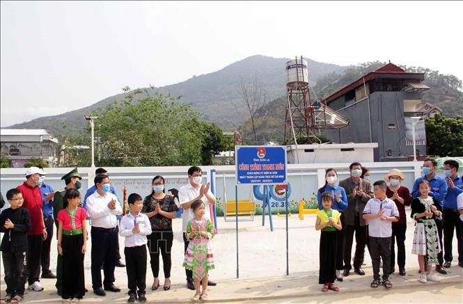 Khánh thành công trình thanh niên "sân chơi thiếu nhi" tại công viên thị trấn Sông Mã. Ảnh: Quang Quyết-TTXVN Sơn La: Khởi động Tháng Thanh niên, hưởng ứng Tết trồng cây và Tháng Ba biên giới năm 2021 ảnh 3