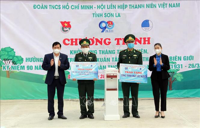 Lãnh đạo Tỉnh đoàn Sơn La và huyện Sông Mã tặng máy đun nước cho Đồn Biên phòng cửa khẩu Chiềng Khương. Ảnh: Quang Quyết-TTXVN Sơn La: Khởi động Tháng Thanh niên, hưởng ứng Tết trồng cây và Tháng Ba biên giới năm 2021 ảnh 2