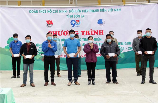 Lãnh đạo Tỉnh đoàn và Ủy ban MTTQ Việt Nam tỉnh Sơn La tặng quà cho các gia đình chính sách xã Chiềng Khương, huyện Sông Mã. Ảnh: Quang Quyết-TTXVN Sơn La: Khởi động Tháng Thanh niên, hưởng ứng Tết trồng cây và Tháng Ba biên giới năm 2021 ảnh 4