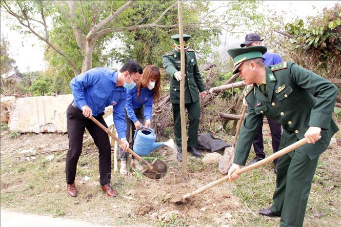 Cán bộ, chiến sĩ, đoàn viên thanh niên trồng cây tại Đồn Biên phòng cửa khẩu Chiềng Khương. Ảnh: Quang Quyết-TTXVN Sơn La: Khởi động Tháng Thanh niên, hưởng ứng Tết trồng cây và Tháng Ba biên giới năm 2021 ảnh 1