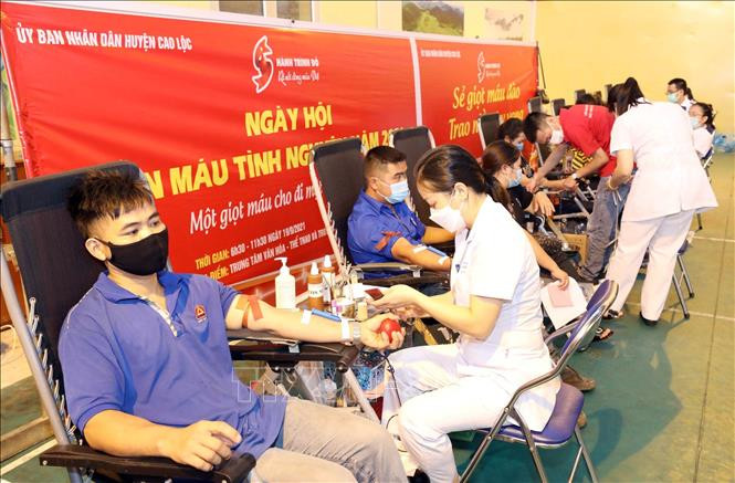 Các tình nguyện viên huyện Cao Lộc hiến máu trong Chương trình Hành trình đỏ - Kết nối dòng máu Việt. Ảnh: Anh Tuấn - TTXVN Lạng Sơn: Hiến tặng 5.000 đơn vị máu ảnh 1