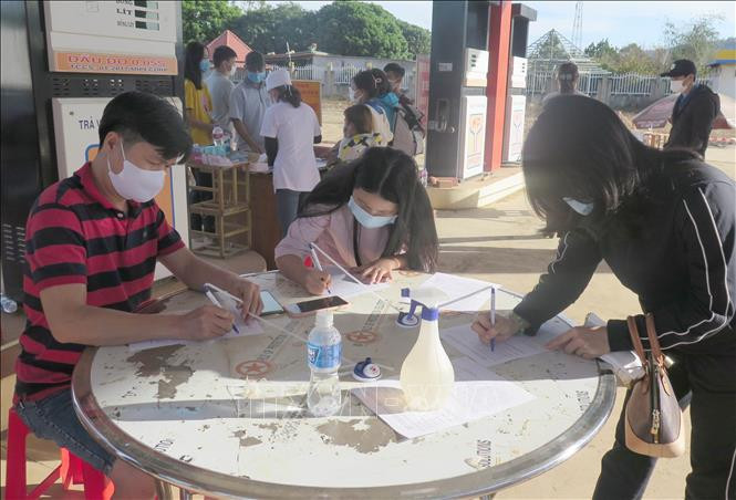 Người di chuyển từ hướng Gia Lai vào Kon Tum phải khai báo y tế bắt buộc. Ảnh: Dư Toán – TTXVN Kon Tum nâng mức phòng, chống dịch COVID-19 ảnh 2