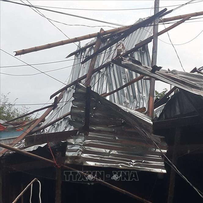 Giông lốc khiến nhiều nhà người dân bị thiệt hại nặng. Ảnh: TTXVN phát An Giang: Giông lốc khiến 93 căn nhà và nhiều diện tích hoa màu của người dân bị thiệt hại nặng ảnh 2