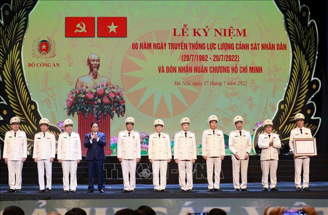 Thủ tướng Phạm Minh Chính trao tặng Huân chương Hồ Chí Minh cho lực lượng Cảnh sát nhân dân, Bộ Công an. Ảnh: Phạm Kiên - TTXVN Lực lượng Cảnh sát nhân dân Việt Nam: Viết tiếp những bản anh hùng ca chiến thắng của thời kỳ mới ảnh 1