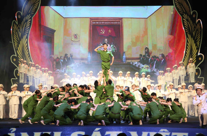 Chương trình biểu diễn nghệ thuật chào mừng buổi lễ. Ảnh: Phạm Kiên - TTXVN Lực lượng Cảnh sát nhân dân Việt Nam: Viết tiếp những bản anh hùng ca chiến thắng của thời kỳ mới ảnh 9