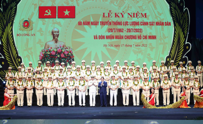 Thủ tướng Phạm Minh Chính và Đại tướng Tô Lâm, Bộ trưởng Bộ Công an tuyên dương 60 gương Cảnh sát nhân dân tiêu biểu tại buổi lễ. Ảnh: Phạm Kiên – TTXVN Lực lượng Cảnh sát nhân dân Việt Nam: Viết tiếp những bản anh hùng ca chiến thắng của thời kỳ mới ảnh 7