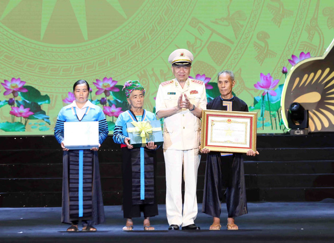 Đại tướng Tô Lâm, Ủy viên Bộ Chính trị, Bộ trưởng Bộ Công an truy tặng danh diệu Anh hùng lực lượng vũ trang nhân dân cho Liệt sỹ Thao Văn Súa, nguyên Trưởng Công an huyện Mường Lát, Công an tỉnh Thanh Hóa. Ảnh: Phạm Kiên – TTXVN Lực lượng Cảnh sát nhân dân Việt Nam: Viết tiếp những bản anh hùng ca chiến thắng của thời kỳ mới ảnh 8