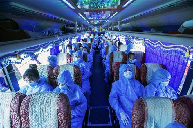 Chuyến xe của huyện Lạc Sơn (Hòa Bình) chuẩn bị xuất phát đưa lao động về địa phương tiếp tục thực hiện quy định phòng chống dịch COVID-19 của Bộ Y tế. Ảnh: Trọng Đạt - TTXVN Hòa Bình đón 778 lao động từ Bắc Giang trở về địa phương ảnh 9