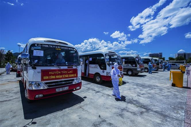 Các địa phương có lao động trở về tỉnh Hòa Bình bố trí xe sẵn sàng đưa lao động về quê nhà. Ảnh: Trọng Đạt - TTXVN Hòa Bình đón 778 lao động từ Bắc Giang trở về địa phương ảnh 1