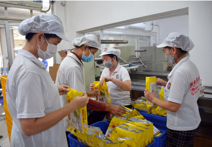 Đóng gói sản phẩm bánh pía. Ảnh: Tuấn Phi - TTXVN Sóc Trăng hỗ trợ phát triển sản phẩm công nghiệp nông thôn tiêu biểu ảnh 2