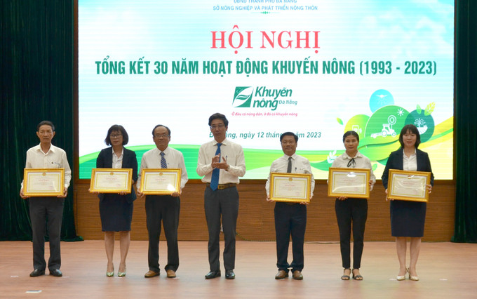 Lãnh đạo UBND thành phố Đà Nẵng trao Bằng khen cho các tập thể, cá nhân có thành tích xuất sắc trong công tác khuyến nông. Ảnh: Quốc Dũng - TTXVN Đà Nẵng đổi mới phương thức khuyến nông giúp nông dân là những nhà sản xuất thông minh ảnh 2